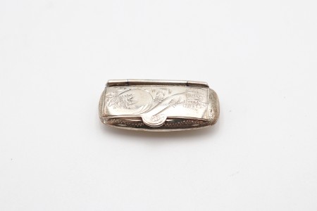 Caixa de rapé em prata de cantos arredondados e gravados na tampa